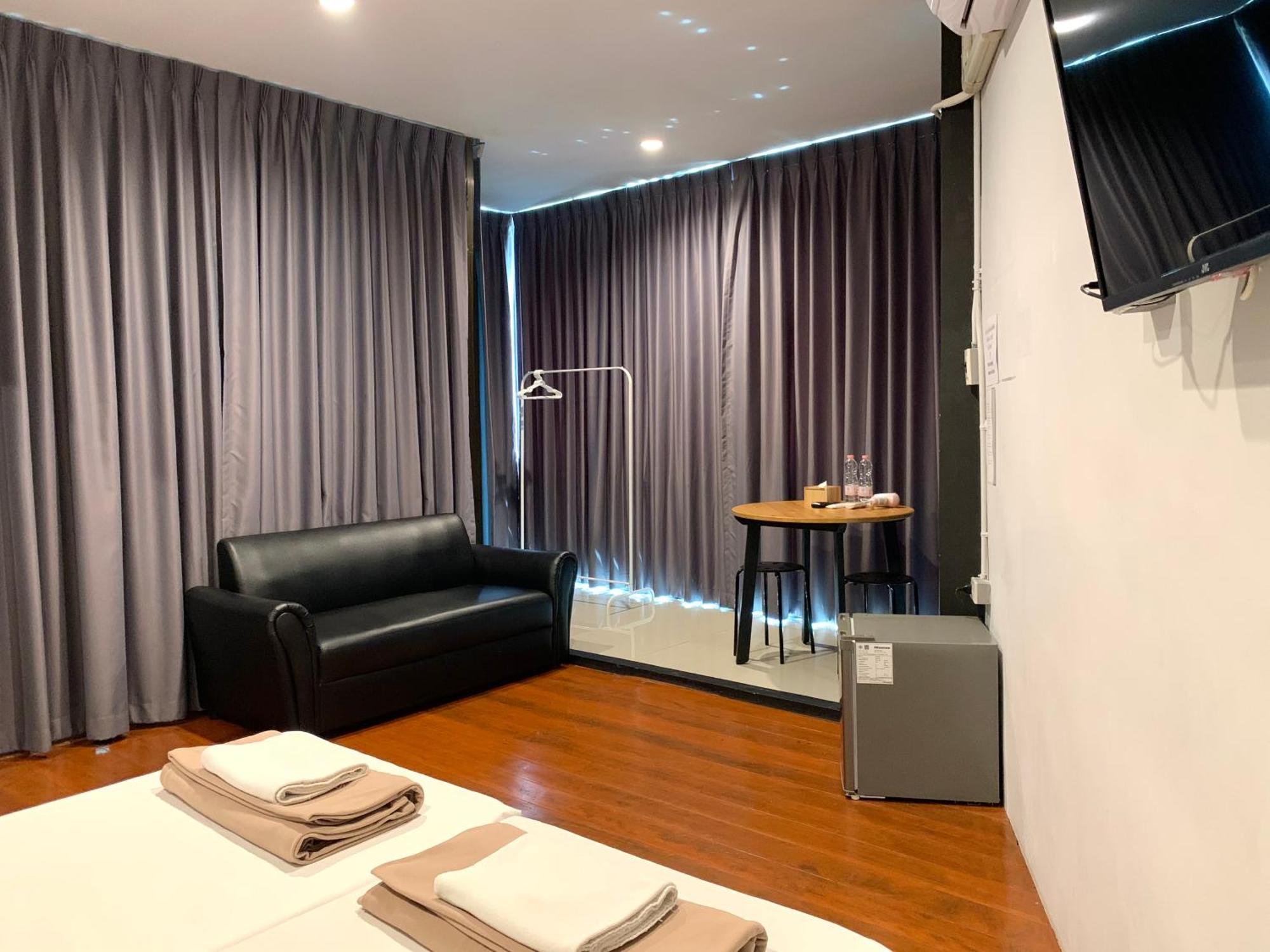 Udomsuk Inn & Cafe - Bts Udomsuk Bangkok Buitenkant foto
